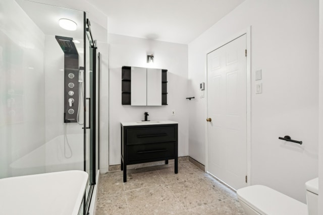 Salle de bains — 7035 Rue Galarneau, Laval