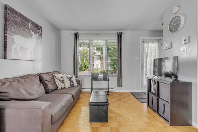 Salon — 2290Z, Rue du Neptune, Québec (Les Rivières), G2E6J2, Québec (Les Rivières)