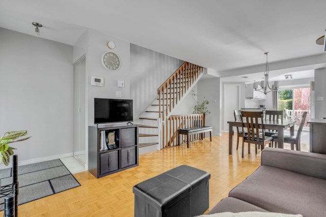 Salon — 2290Z, Rue du Neptune, Québec (Les Rivières), G2E6J2, Québec (Les Rivières)