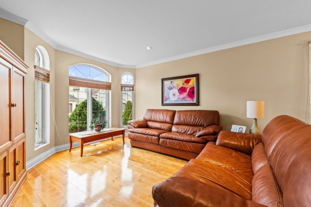 Salon — 3928, Rue du Commissaire, Laval (Duvernay), H7E5H4, Laval (Duvernay)
