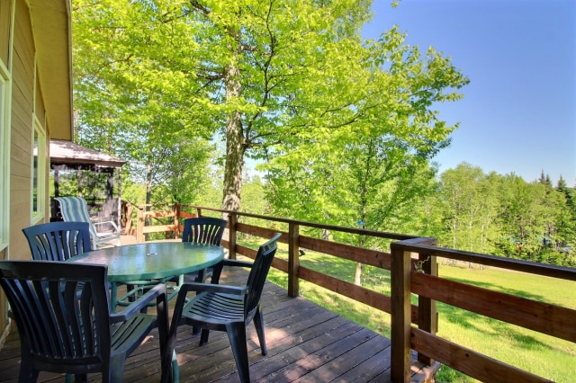 Balcony — Ch. du Lac-Sept-Îles, Chandler
