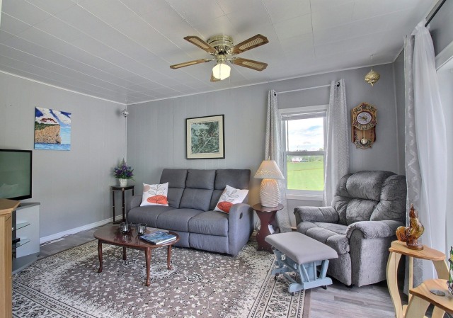 Salon — 963 Route 132 E., Percé