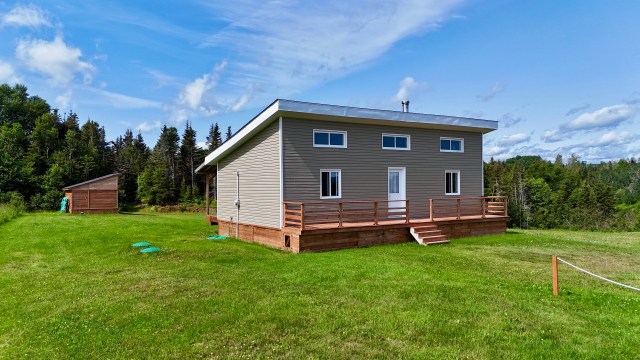 Façade — 1944 Route 132 E., Percé
