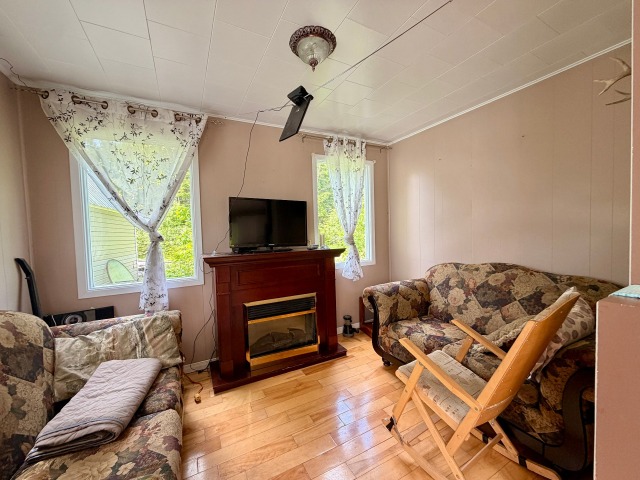 Salon — 1, Boul. de Petit-Cap, Gaspé, H1N1N1, Gaspé