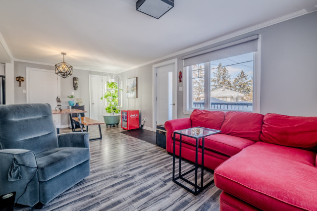 Salon — 97 - 99B Rue Principale, Saint-Moïse