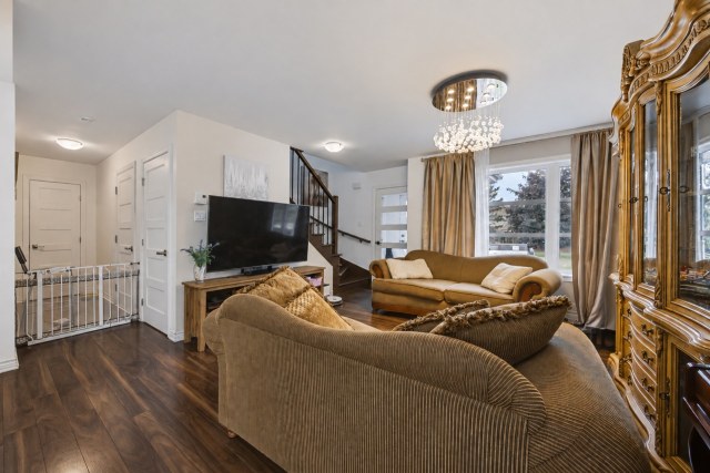 Salon — 94, Rue Baxter, Châteauguay, J6J4C3, Châteauguay