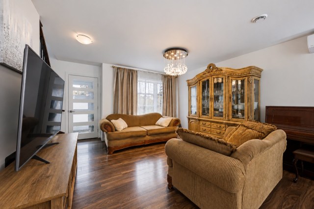 Salon — 94, Rue Baxter, Châteauguay, J6J4C3, Châteauguay