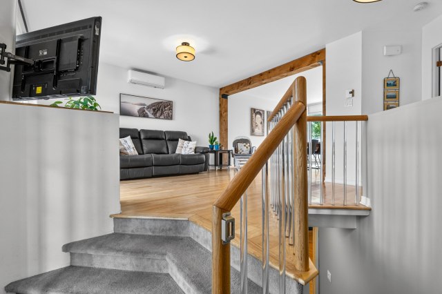 Salon — 128, Rue de l'Île-aux-Fraises, Terrebonne (Lachenaie), J6W6C2, Terrebonne (Lachenaie)