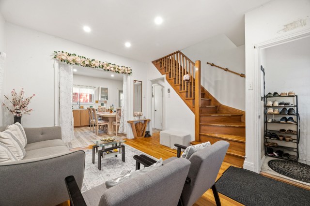 Salon — 8645, Av. d'Outremont, Montréal (Villeray/Saint-Michel/Parc-Extension), H3N2M9, Montréal (Villeray/Saint-Michel/Parc-Extension)