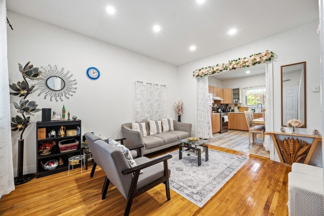 Salon — 8645, Av. d'Outremont, Montréal (Villeray/Saint-Michel/Parc-Extension), H3N2M9, Montréal (Villeray/Saint-Michel/Parc-Extension)