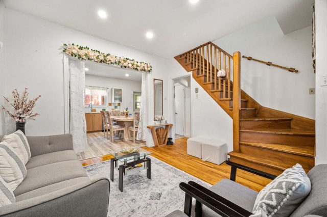 Salon — 8645, Av. d'Outremont, Montréal (Villeray/Saint-Michel/Parc-Extension), H3N2M9, Montréal (Villeray/Saint-Michel/Parc-Extension)