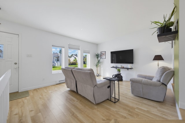 Salon — 673 Rue des Prés, Saint-Lin/Laurentides