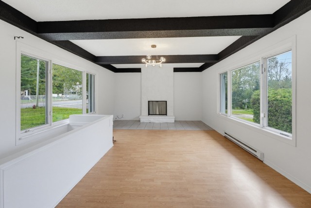 Salon — 535 Route 309, Val-des-Bois
