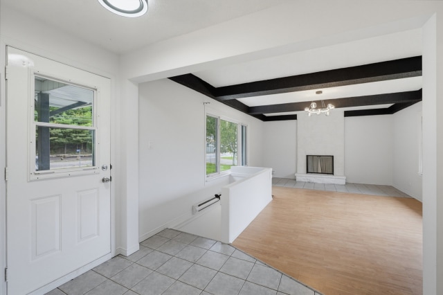 Salon — 535 Route 309, Val-des-Bois