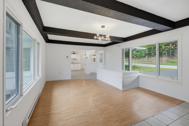 Salon — 535 Route 309, Val-des-Bois