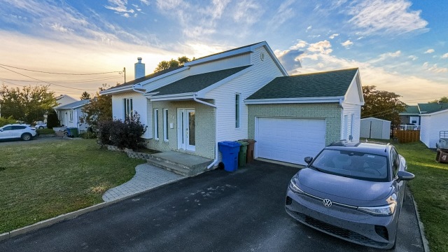 Garage — 15 Rue Ross, Saint-Anaclet-de-Lessard