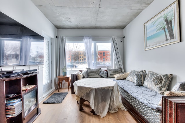 Salon — 9290 Av. Dubuisson, Montréal