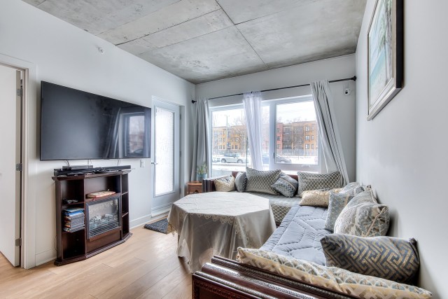 Salon — 9290 Av. Dubuisson, Montréal