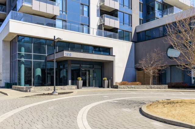 Entrée extérieure — 199 Rue de la Rotonde, Montréal