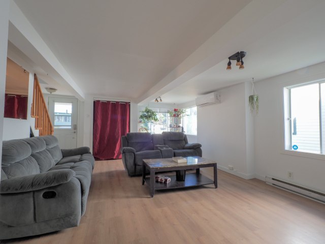 Salon — 11650 Rue Notre-Dame O., Trois-Rivières