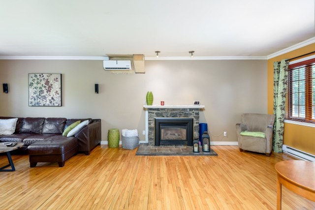 Salon — 343 Rue Perreault, Blainville