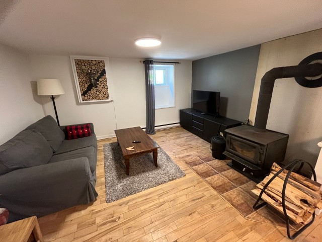 Salon — 1013 - 1015 Rue Principale, Petite-Rivière-Saint-François