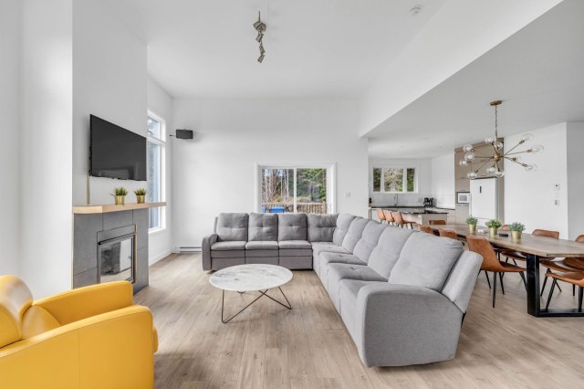 Salon — 37 Ch. de la Seigneurie, Les Éboulements