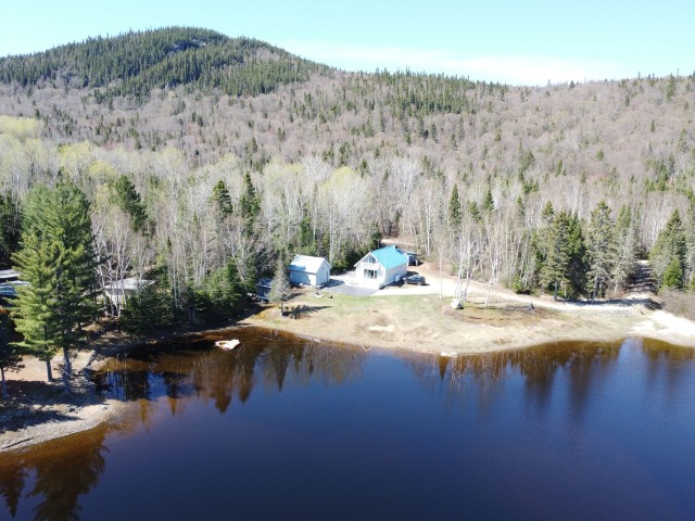 Façade — 1 Ch. du Lac de la Rivière Noire, Mont-Élie