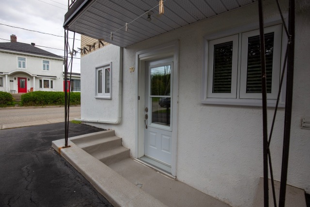 Entrée extérieure — 70 - 72 Rue Ste-Anne, Baie-Saint-Paul