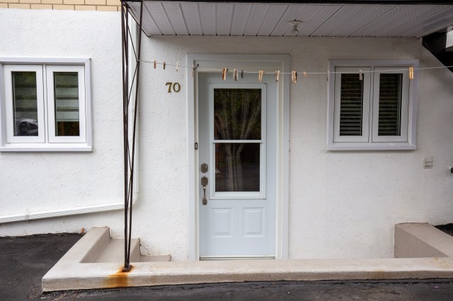 Entrée extérieure — 70 - 72 Rue Ste-Anne, Baie-Saint-Paul