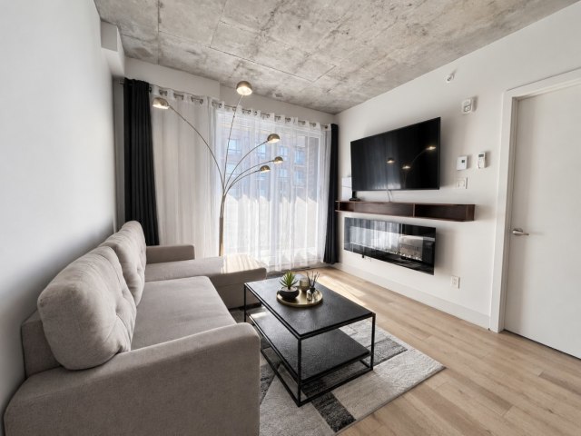 Salon — 1431 Av De La Gare, Mascouche