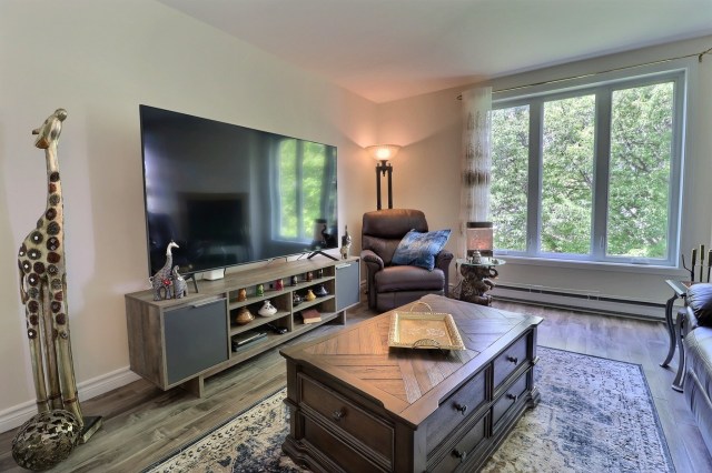 Salon — 9345 Av. de Laval, Québec