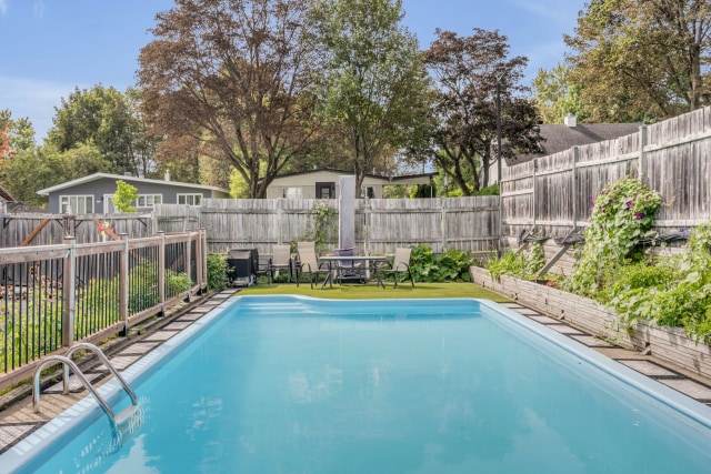 Piscine — 2490 Rue Lionel, Québec