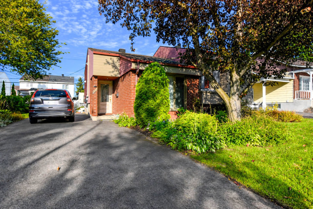 Facade — 999 22e Avenue, Laval