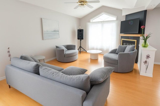 Salon — 253 Rue du Châtelain, Repentigny