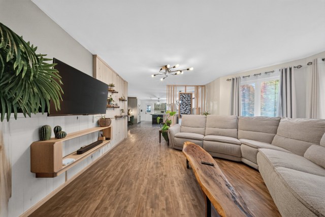 Salon — 135Z Ch. du Lac-Nick, Bolton-Est