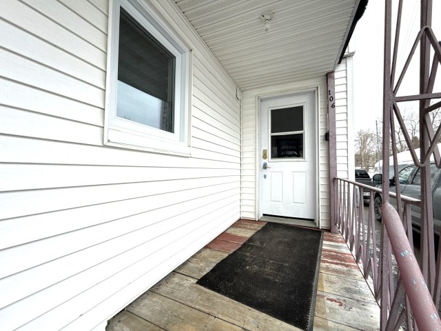 Entrée extérieure — 106 - 110 Rue St-Joseph, Baie-Saint-Paul