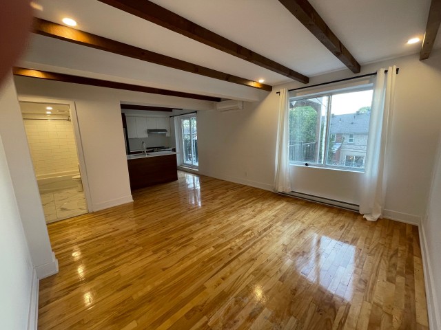 Salon — 545 23e Avenue, Montréal
