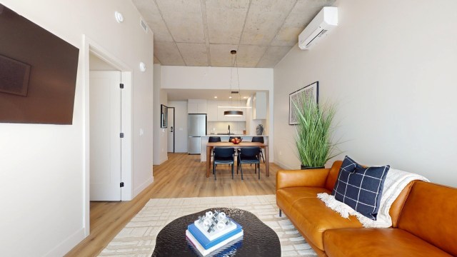Living room — 1555 Boul. Chomedey, Laval