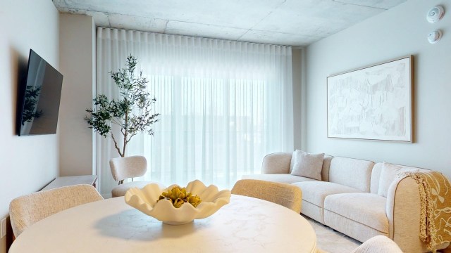 Salon — 1555 Boul. Chomedey, Laval
