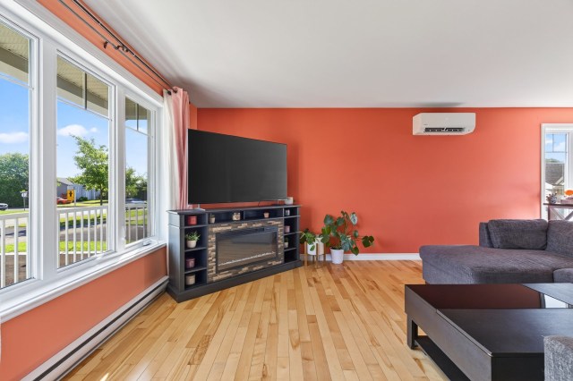 Salon — 73 Rue Gingras, Sainte-Catherine-de-la-Jacques-Cartier
