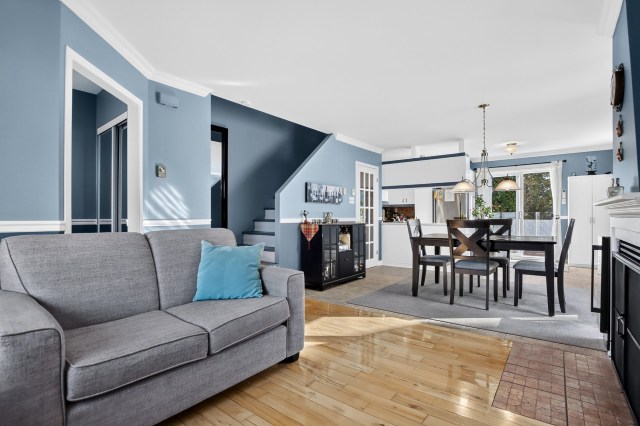 Salon — 609 Rue Primeau, Saint-Eustache