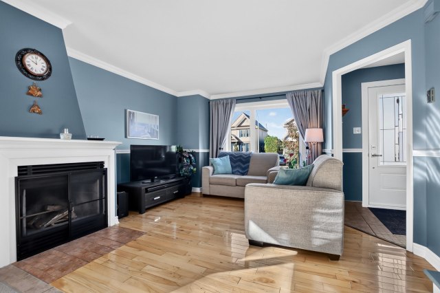 Salon — 609 Rue Primeau, Saint-Eustache
