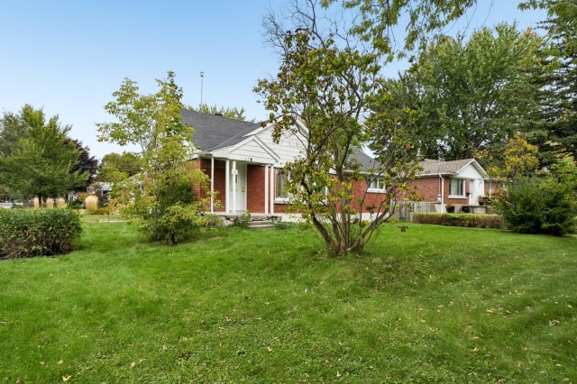 Façade — 235 Green Circle, Dorval
