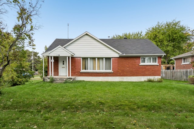 Façade — 235 Green Circle, Dorval