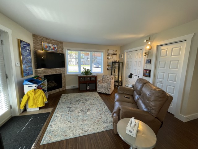 Salon — 2-33 Rue Demers, Saint-Apollinaire