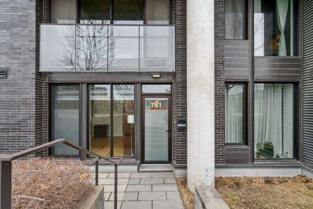 Entrée extérieure — 761 Rue des Carrières, Montréal