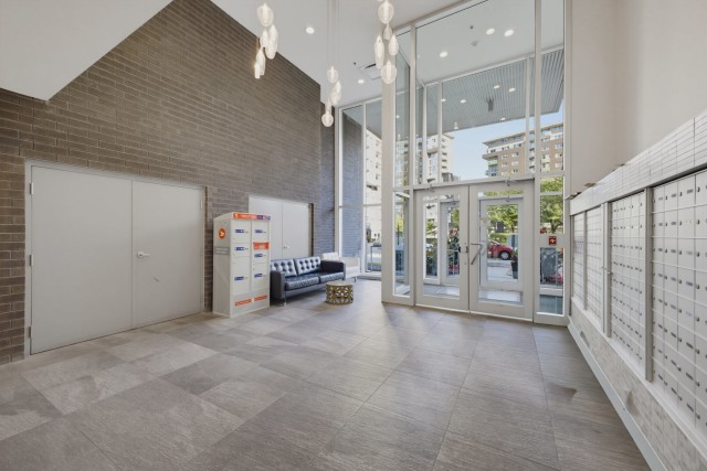 Entrée extérieure — 10050 Place de l'Acadie, Montréal