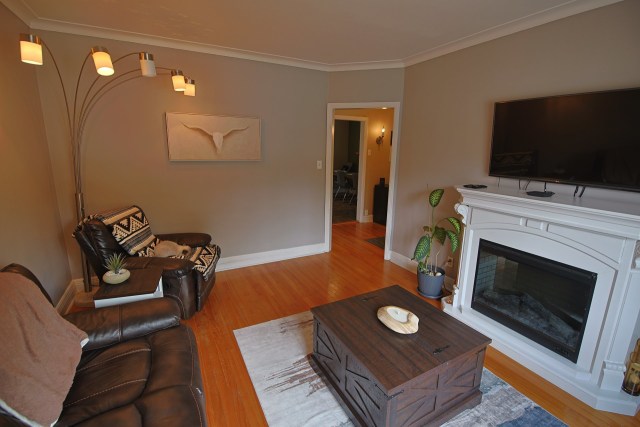 Salon — 650 - 650A 18e Avenue, Montréal