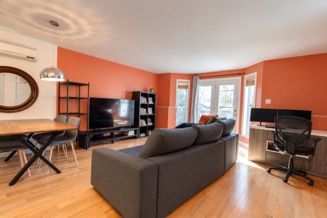 Salon — 7361 17e Avenue, Montréal
